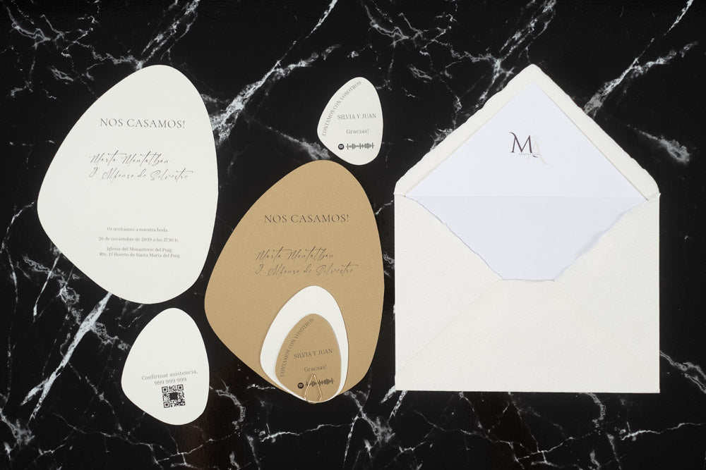 Set completo de invitaciones de boda en formato piedra orgánica color mostaza, con tarjetas principales, complementarias y sobre artesanal blanco con forro interior.