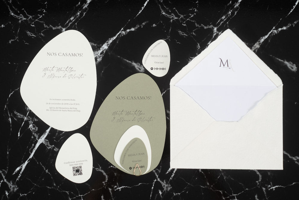 Set completo de invitaciones de boda en formato piedra, incluye tarjeta principal, tarjetas complementarias y sobre artesanal forrado.