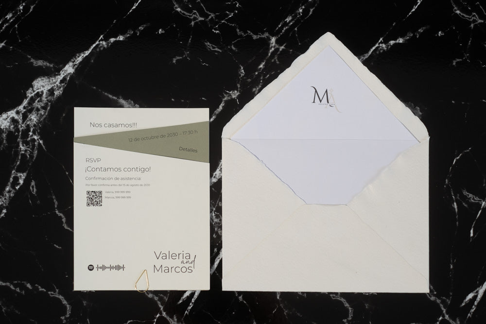 Invitación de boda Amatista en tonos verde oliva, diseño rectangular moderno acompañado de sobre artesanal blanco con forro interior personalizado.