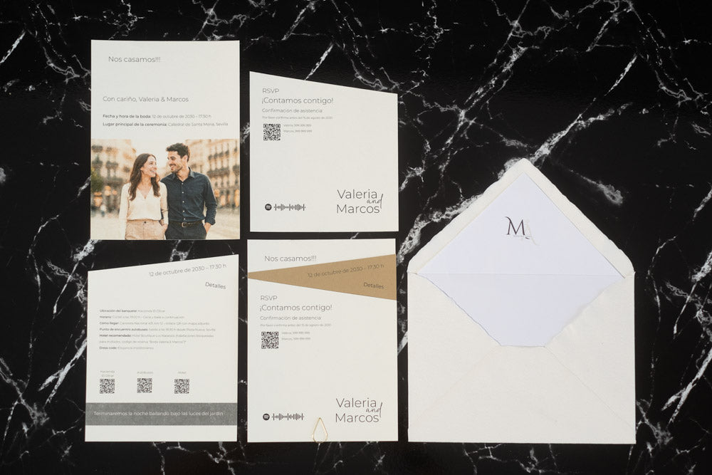 Set completo de invitación de boda Amatista en color arena, compuesto por tarjeta principal, tarjetas complementarias con detalles y confirmación de asistencia, fotografía personalizada de los novios y sobre artesanal blanco con forro interior.