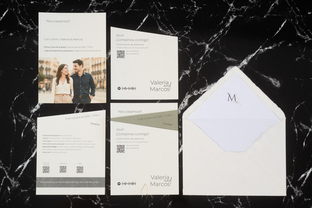 Set completo de invitación de boda Amatista en tonos verde oliva, con tarjetas impresas en diseño minimalista, fotografía personalizada de los novios y sobre artesanal blanco con forro interior.