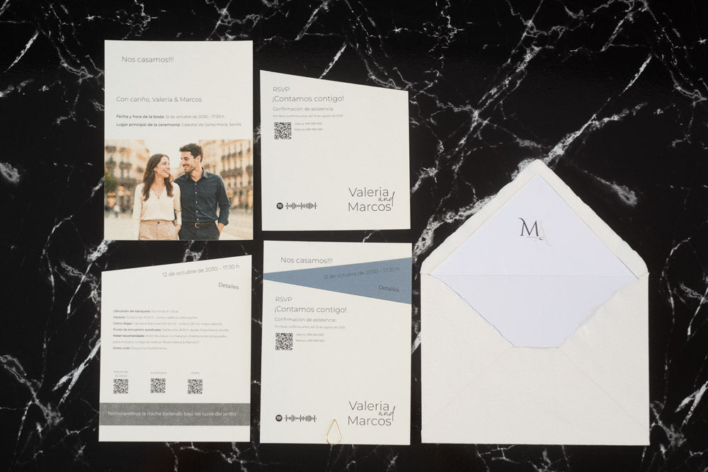 Set completo de invitación de boda Amatista en tonos azul, compuesto por tarjetas rectangulares con diseño minimalista, fotografía personalizada de los novios y sobre artesanal blanco con forro interior.
