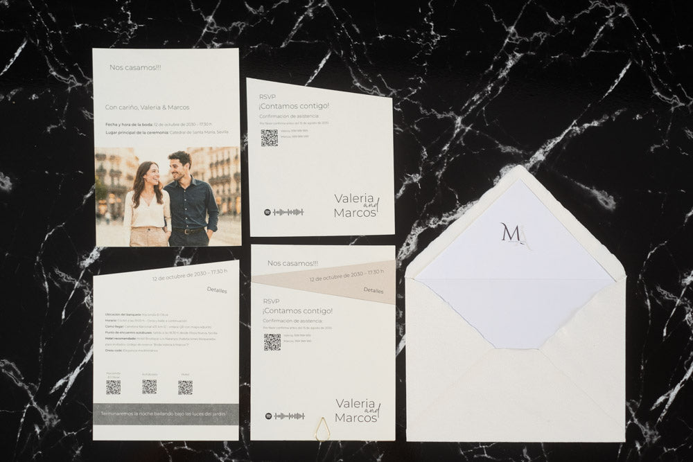 Set completo de invitación de boda Amatista en tonos gris claro, con tarjetas personalizadas, fotografía de los novios y sobre artesanal blanco con forro interior.