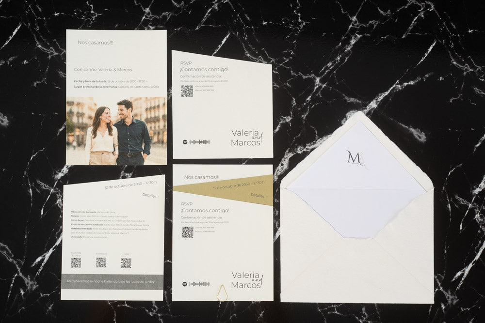 Set completo de la invitación de boda Amatista en tonos dorados, compuesto por tarjeta principal, tarjetas complementarias, sobre artesanal y fotografía personalizada.