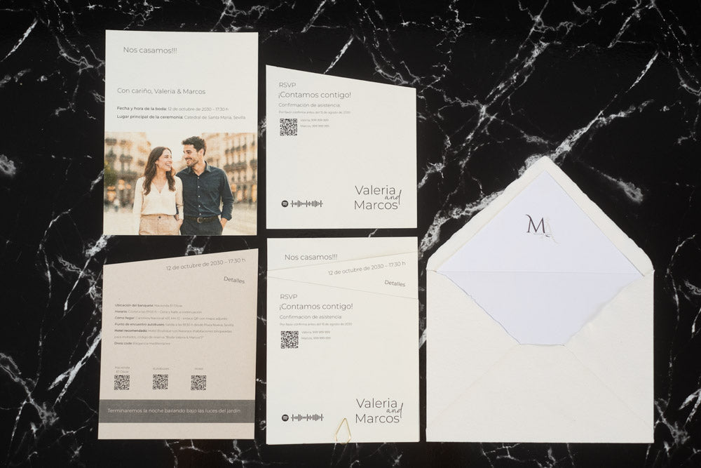 Set completo de invitación de boda Amatista en color nieve, compuesto por tarjetas con diseño geométrico, foto personalizada de los novios y sobre artesanal blanco con forro interior elegante.