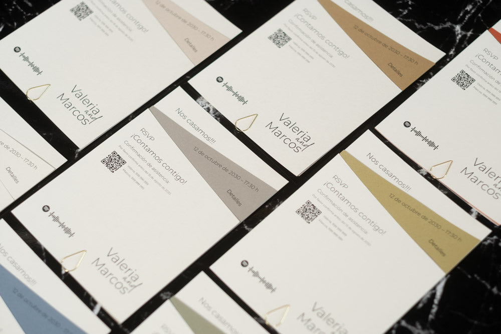 Invitaciones de boda Amatista en formato rectangular minimalista con detalles geométricos en diferentes colores: ceniza, marfil, oliva, bruma, nieve, terracota, miel y arena, elaboradas en papel natural mate de alta calidad.