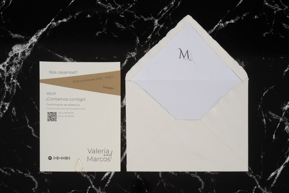 Invitación de boda Amatista en color arena, diseño rectangular minimalista con detalle geométrico en la parte superior, junto a sobre artesanal blanco con forro interior personalizado.