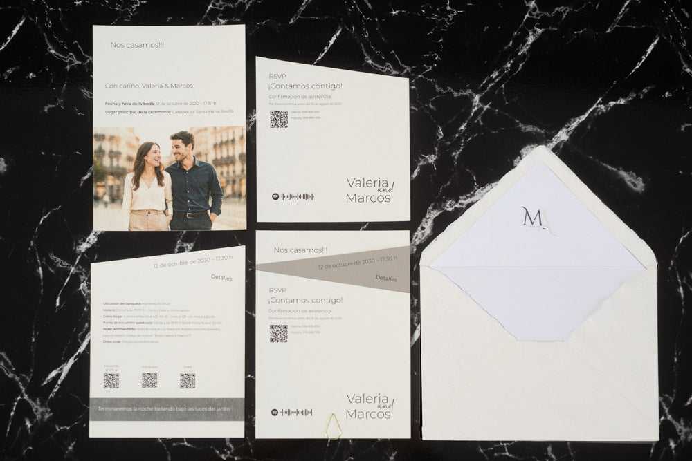 Set completo de invitación de boda Amatista en tonos gris, compuesto por varias tarjetas rectangulares con diseño moderno, fotografía personalizada de los novios y sobre artesanal blanco con forro interior elegante.