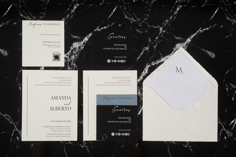 Set completo de la invitación de boda Anape en tonos azul y negro, con tarjeta principal, tarjetas complementarias y sobre artesanal con forro interior.