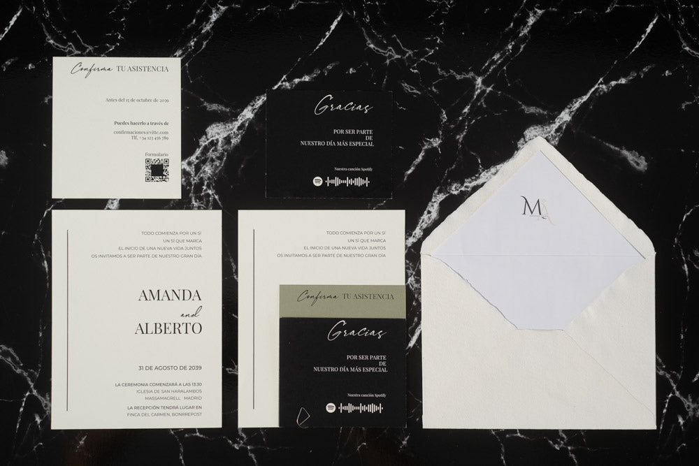 Set completo de la invitación de boda Anape en tonos verde y negro, con tarjeta principal, tarjetas complementarias y sobre artesanal con forro interior.