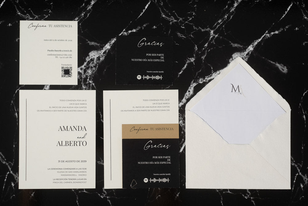 Set completo de la invitación de boda Anape en tonos arena y negro, con tarjeta principal, tarjetas complementarias y sobre artesanal con forro interior.