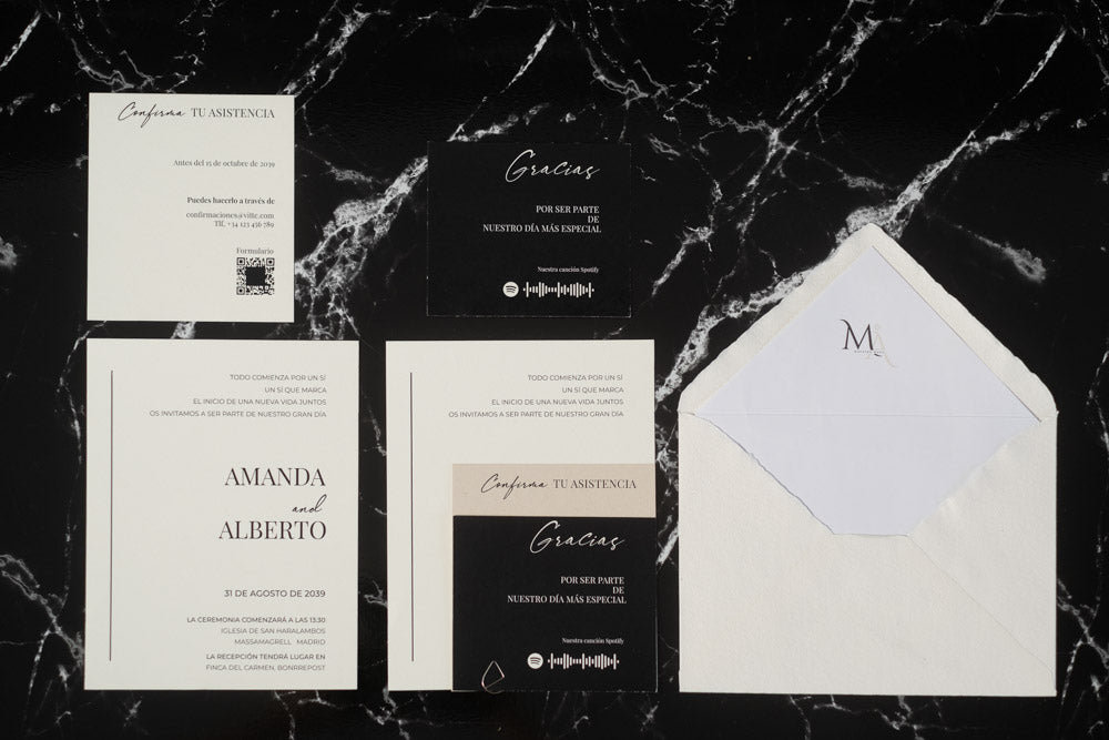 Set completo de la invitación de boda Anape en tonos beige y negro, con tarjeta principal, tarjetas complementarias y sobre artesanal con forro interior.