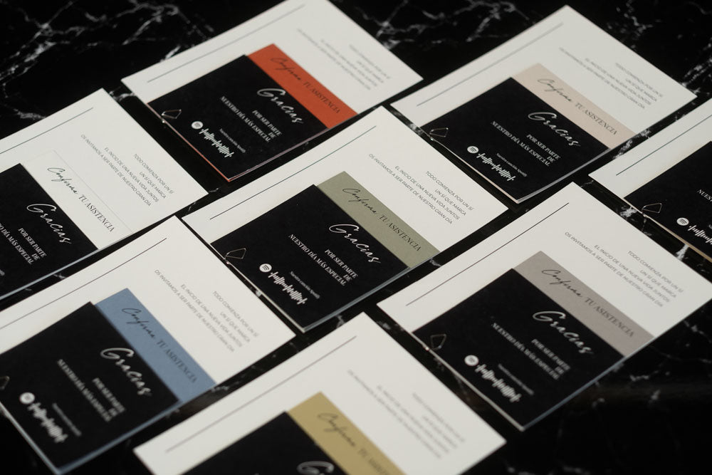 Variantes de color de la invitación de boda Anape, con diseño moderno en papel mate y tarjetas de agradecimiento en negro combinadas con diferentes tonos.