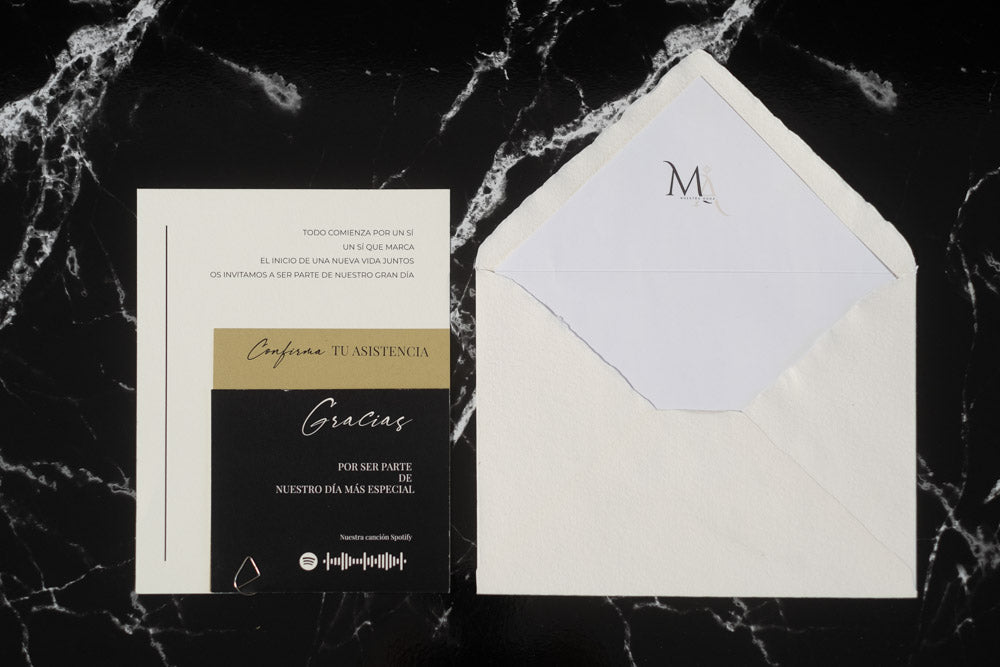 Invitación de boda Anape en miel y negro, acompañada de sobre artesanal blanco con forro interior.