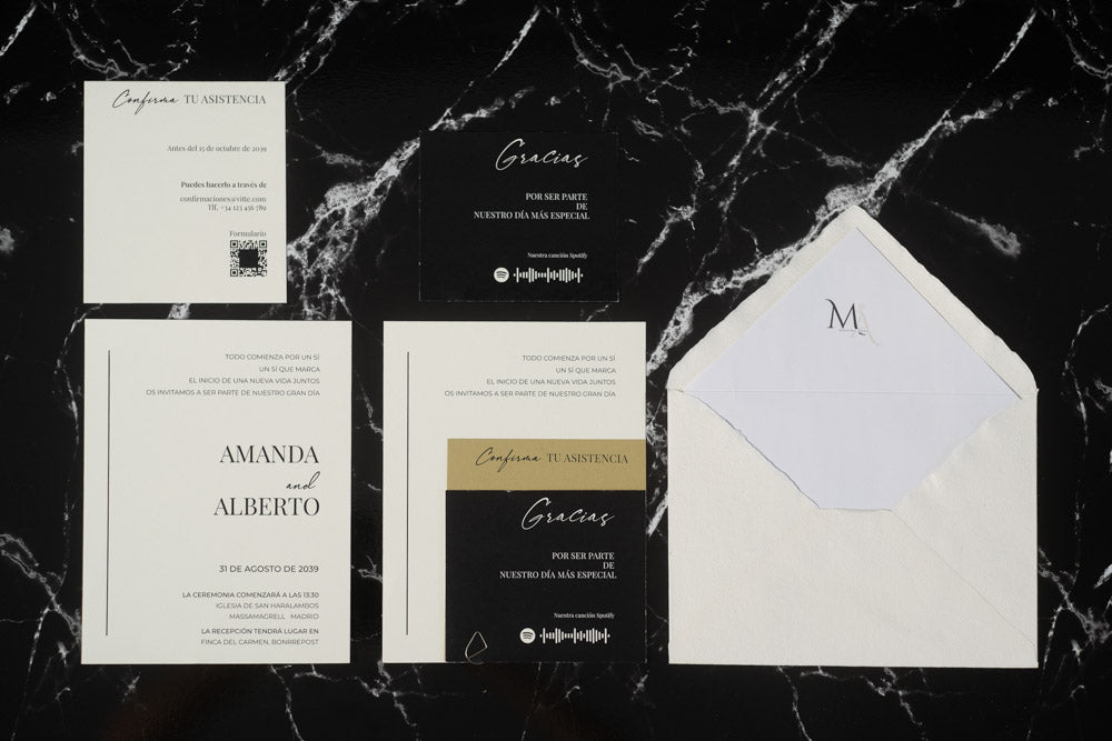 Set completo de la invitación de boda Anape en tonos miel y negro, con tarjeta principal, tarjetas complementarias y sobre artesanal con forro interior.