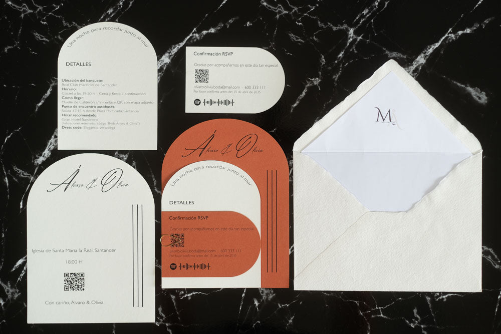 Set completo de invitaciones de boda Aventurina en color terracota con tarjetas principales, detalles y RSVP, acompañado de sobre artesanal blanco con forro interior a juego.
