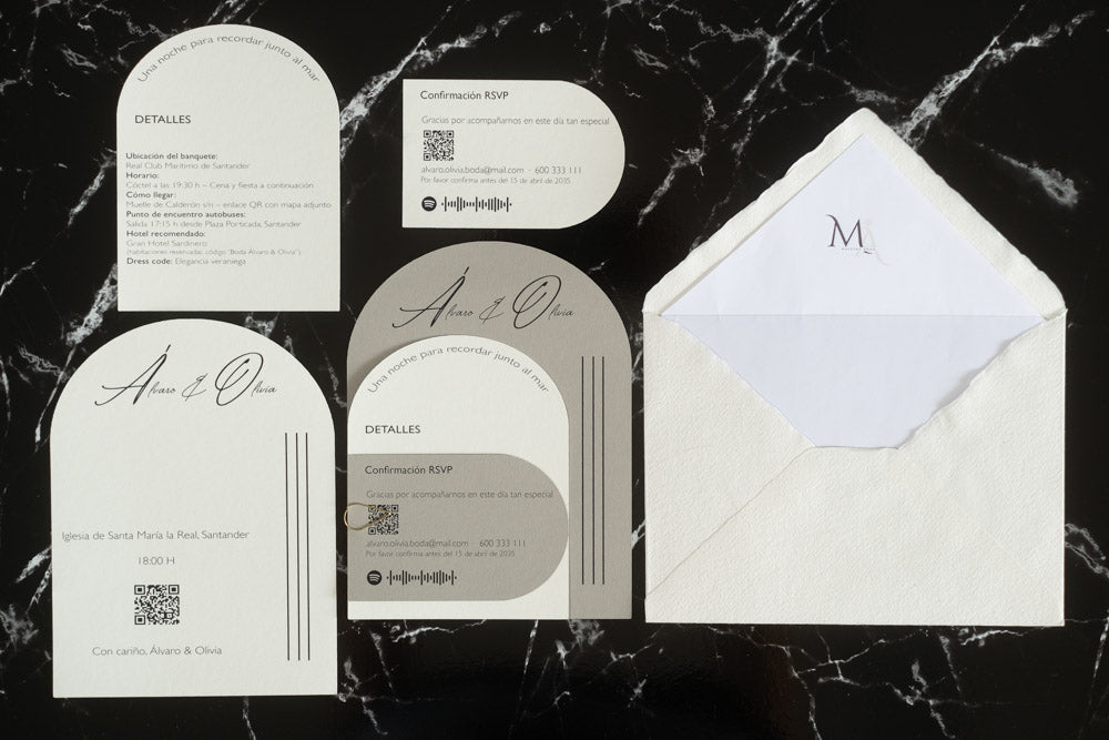 Set completo de invitaciones de boda Aventurina en color ceniza, compuesto por tarjetas principales, complementarias y RSVP, junto a sobre artesanal blanco con forro interior a juego.