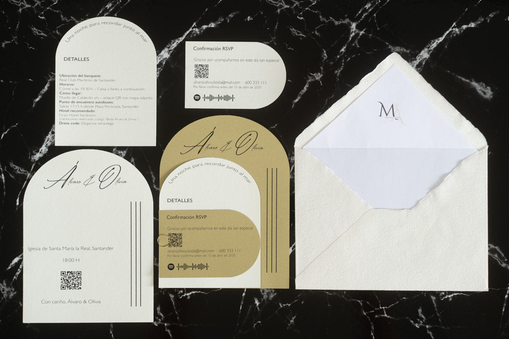 Set completo de invitaciones de boda modelo Aventurina en color miel, con diseño semicircular moderno, tarjetas complementarias y sobre artesanal blanco con forro interior personalizado.