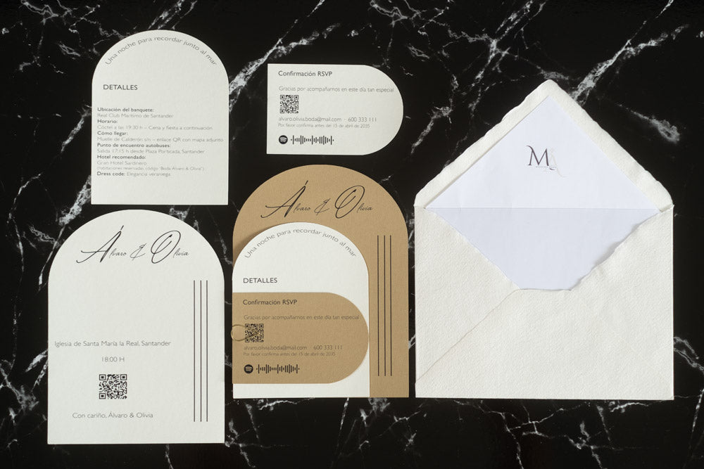 Set completo de invitaciones de boda modelo Aventurina en color arena, con diseño semicircular moderno, tarjetas complementarias y sobre artesanal blanco con forro interior personalizado.