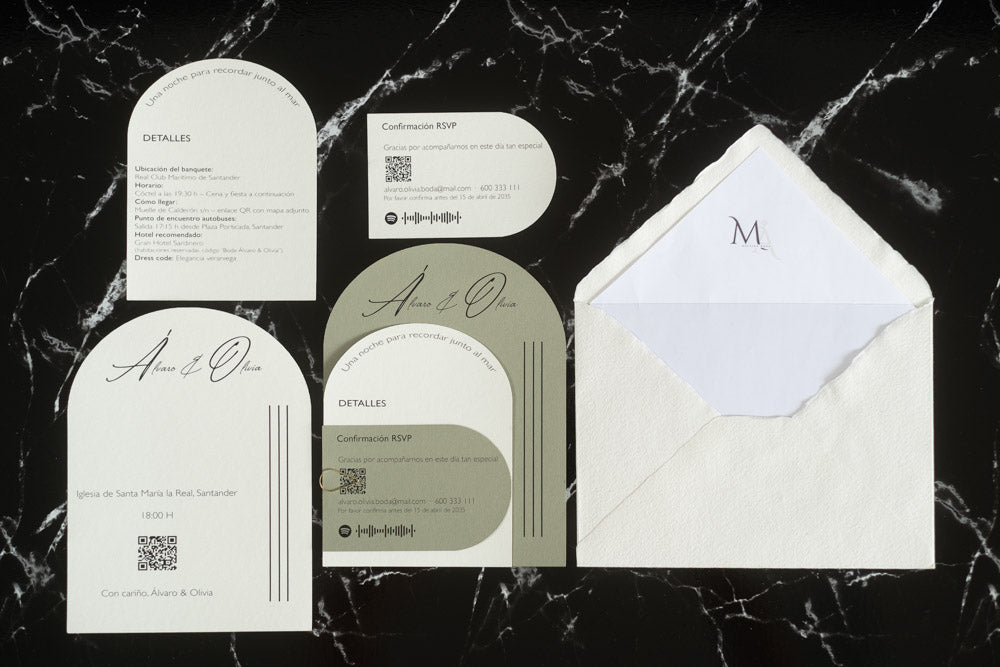 Set completo de invitaciones de boda Aventurina en color oliva, con diseño semicircular moderno, tipografía elegante y tarjetas complementarias, acompañado de sobre artesanal blanco con forro interior personalizado.