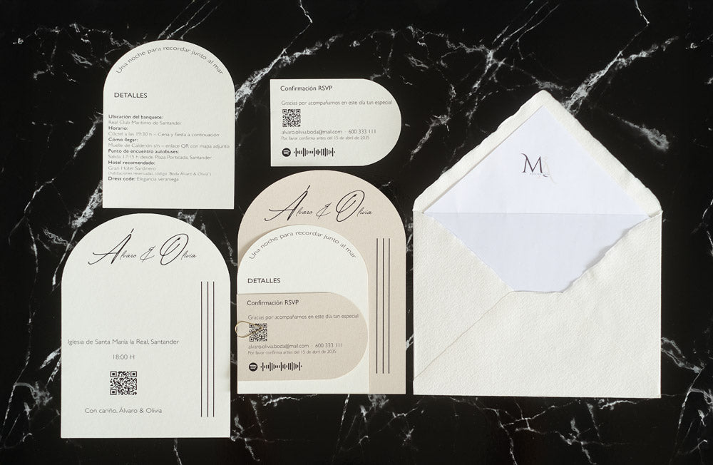 Set de invitaciones de boda modelo Aventurina en color marfil, con diseño semicircular elegante, tipografía fina y tarjetas complementarias, acompañado de sobre artesanal blanco con forro interior personalizado.