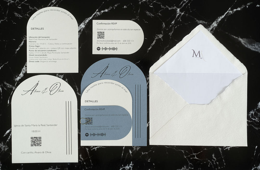 Set completo de invitaciones de boda Aventurina en color azul, con tarjetas principales, detalles y RSVP, junto a sobre artesanal blanco con forro interior a juego.