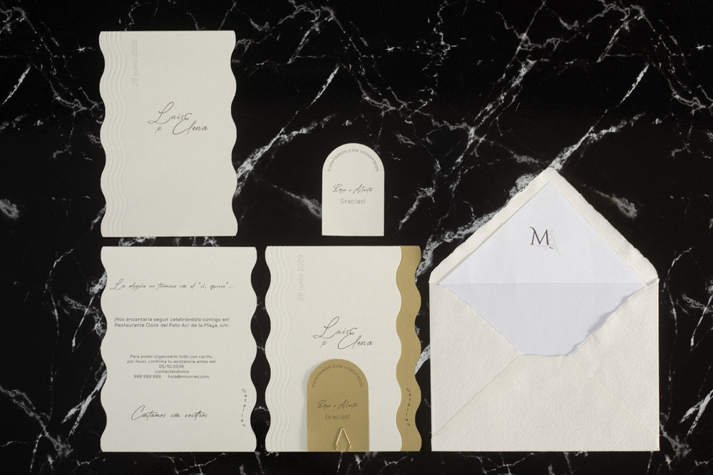 Set completo de la invitación de boda Berilio en color miel, compuesto por tarjeta principal, tarjetas complementarias y sobre artesanal con forro interior.