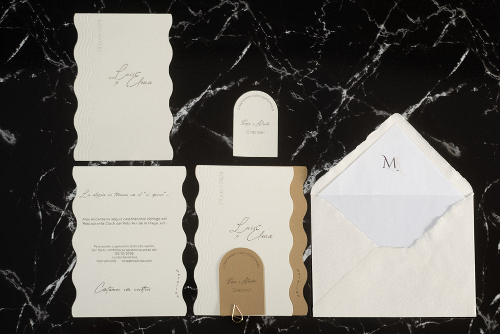 Set completo de la invitación de boda Berilio en color arena, compuesto por tarjeta principal, tarjetas complementarias y sobre artesanal con forro interior.
