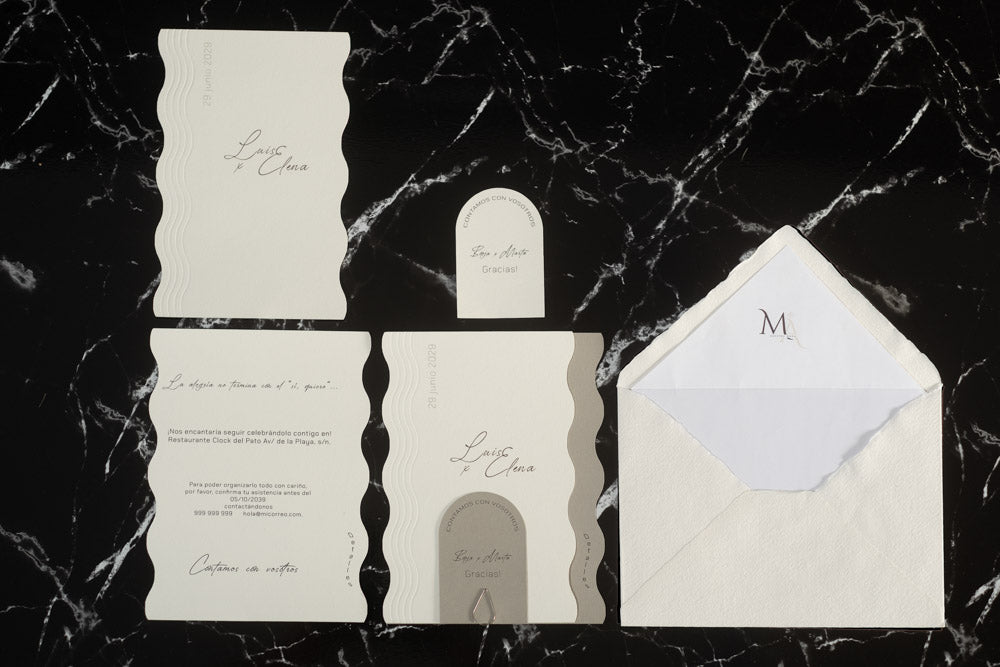 Set completo de la invitación de boda Berilio en color ceniza, compuesto por tarjeta principal, tarjetas complementarias y sobre artesanal con forro interior.