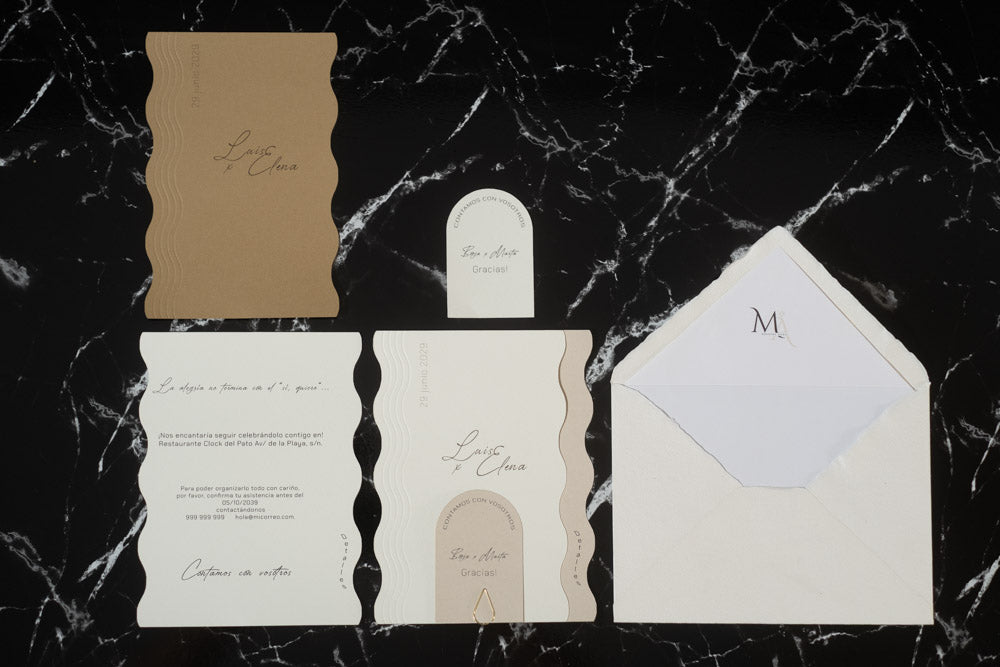 Set completo de la invitación de boda Berilio en color nieve, compuesto por tarjeta principal, tarjetas complementarias y sobre artesanal con forro interior.