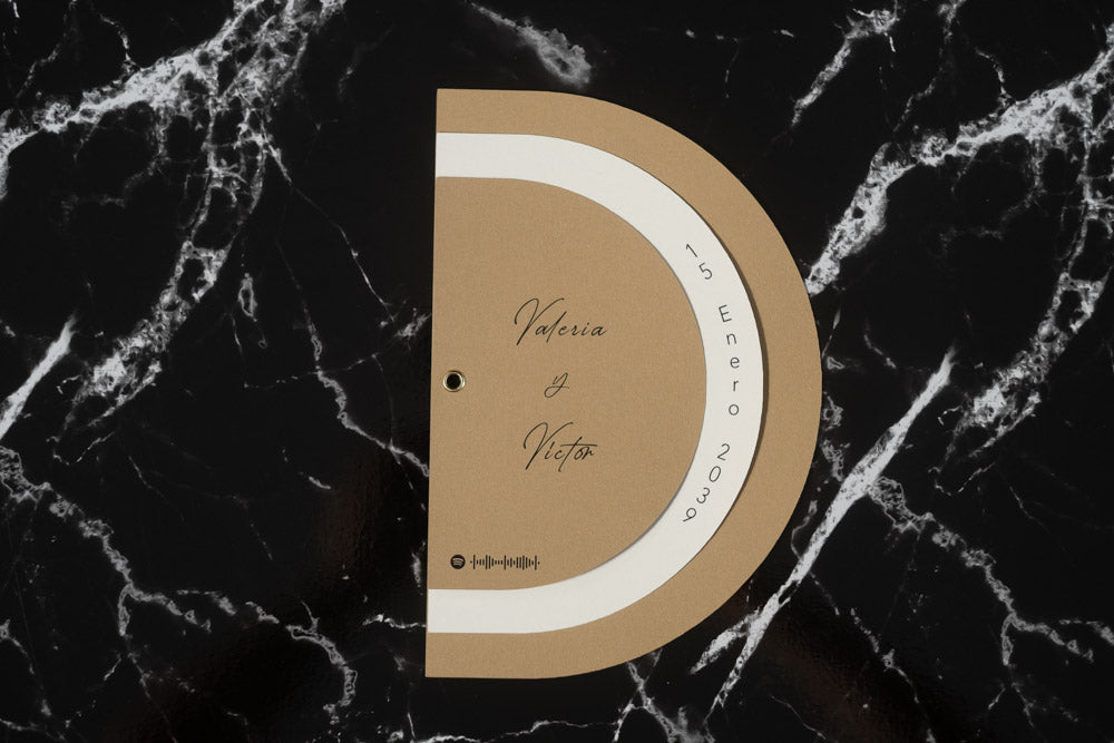 Invitación de boda modelo Cuarzo en color beige, semicircular cerrada, con los nombres de los novios y la fecha del enlace impresa en el borde exterior.