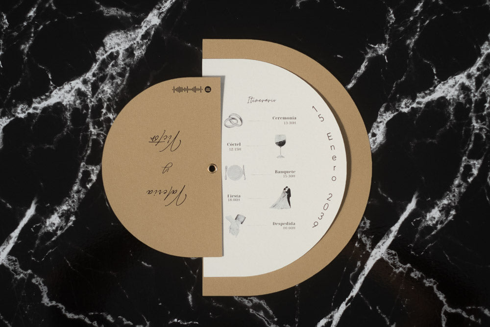 Invitación de boda modelo Cuarzo en color arnea abierta, mostrando un itinerario giratorio ilustrado con iconos de ceremonia, cóctel, banquete, fiesta y despedida.