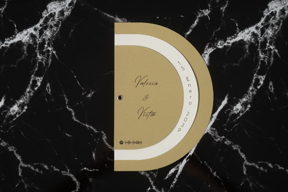 Invitación de boda modelo Cuarzo en color miel, semicircular cerrada, con los nombres de los novios “Valeria y Víctor” y la fecha del enlace impresa en el borde exterior.