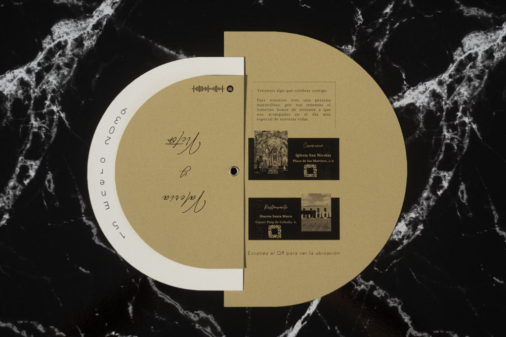 Invitación de boda modelo Cuarzo abierta, mostrando detalles del enlace con fotografías en blanco y negro de la iglesia y el restaurante, junto a códigos QR de ubicación.