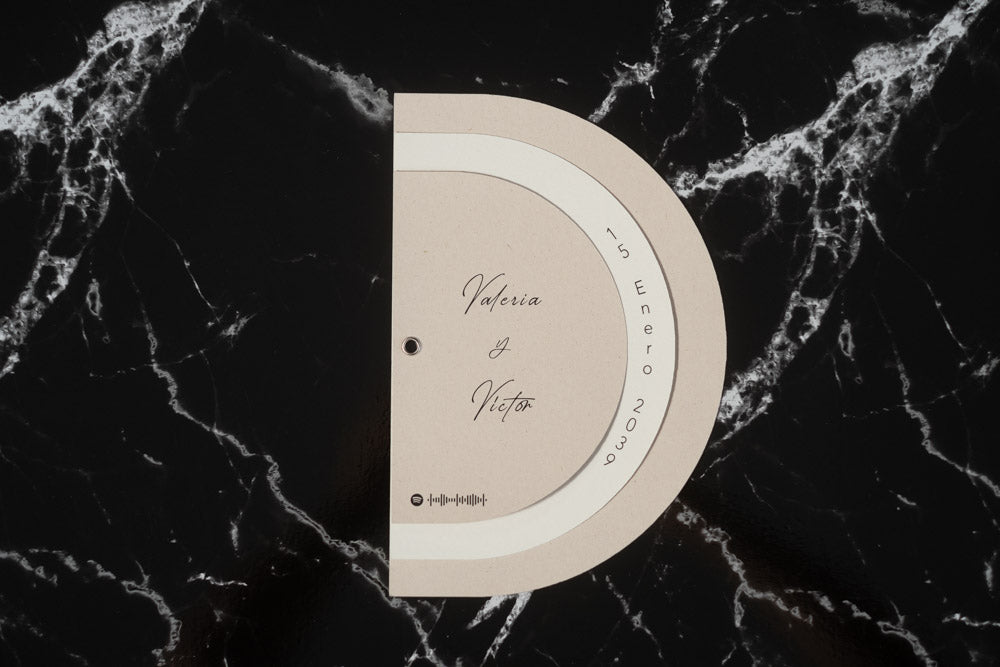 Invitación de boda modelo Cuarzo en color beige, semicircular cerrada, con los nombres de los novios y la fecha del enlace impresa en el borde exterior.