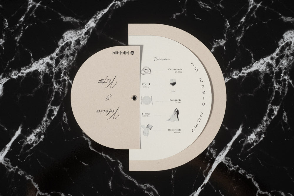 Invitación de boda modelo Cuarzo en color beige abierta, mostrando un itinerario giratorio ilustrado con iconos de ceremonia, cóctel, banquete, fiesta y despedida.