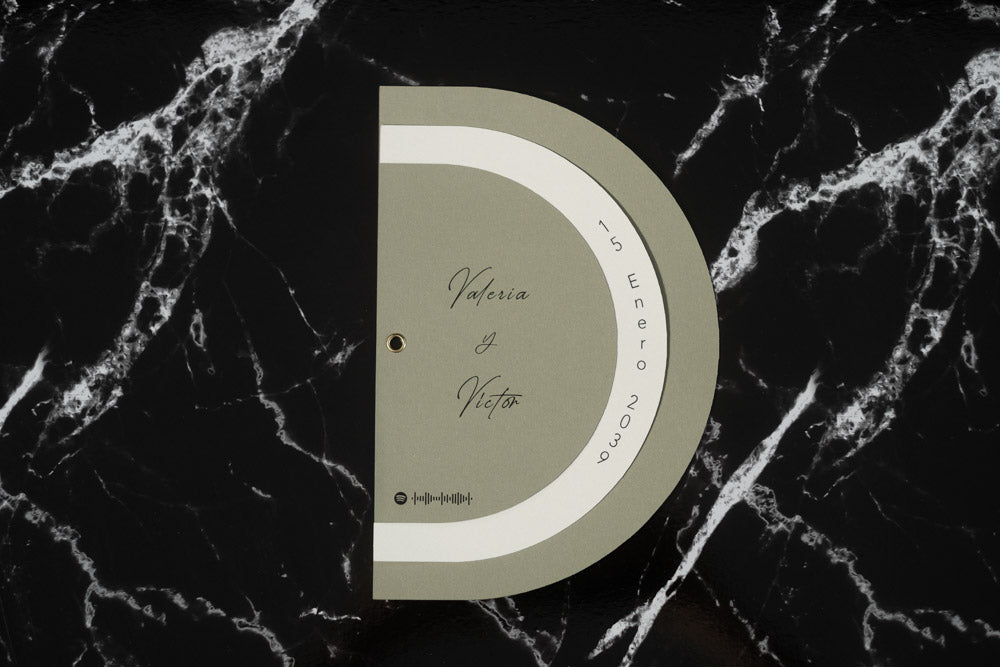 Invitación de boda modelo Cuarzo en color oliva, semicircular cerrada, con los nombres de los novios la fecha del enlace impresa en el borde exterior.