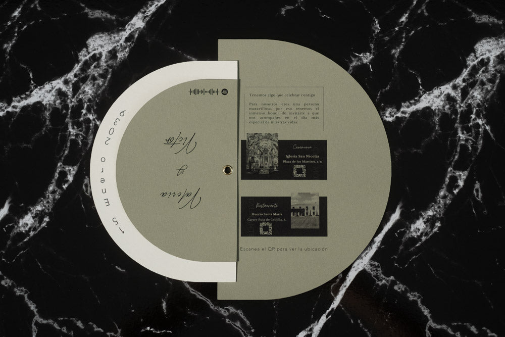 Invitación de boda modelo Cuarzo abierta, mostrando detalles del enlace con fotografías en blanco y negro de la iglesia y el restaurante, junto a códigos QR de ubicación.