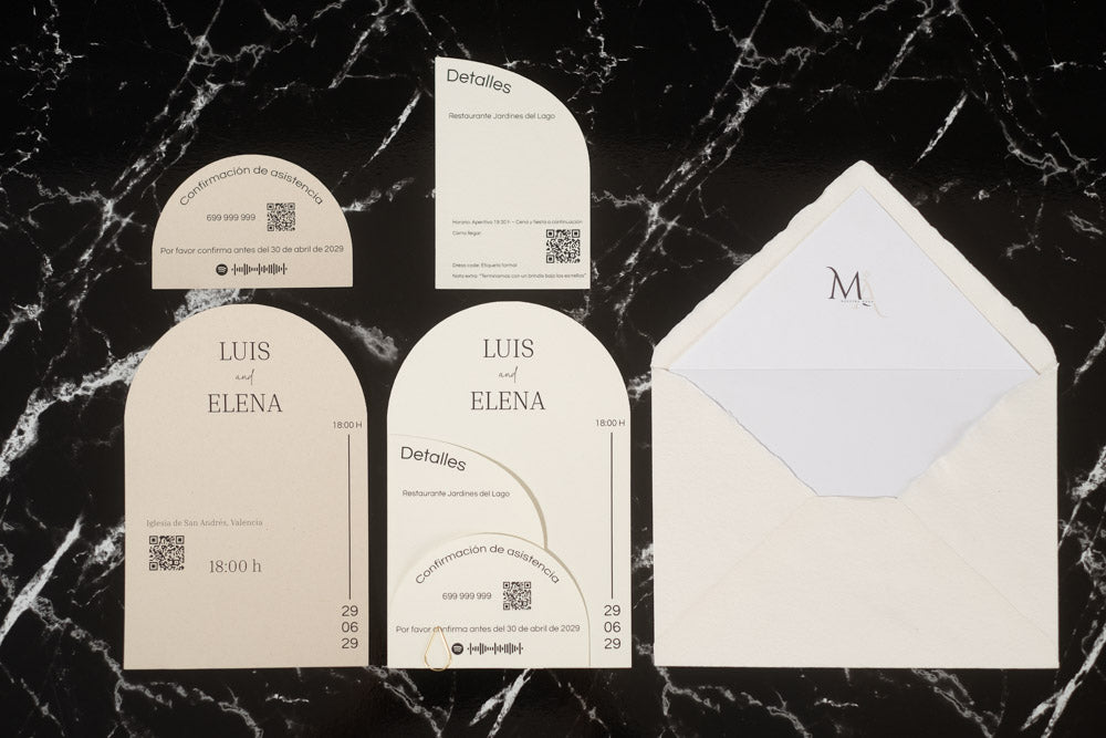 Set completo de la invitación de boda Espinela en color nieve, compuesto por tarjeta principal, tarjetas complementarias y sobre artesanal con forro interior.