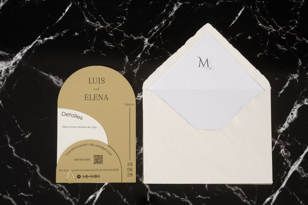 Invitación de boda Espinela en color miel, con tarjetas semicirculares superpuestas y sobre artesanal hecho a mano con forro interior blanco.