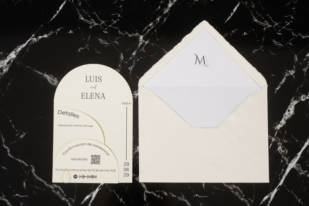 Invitación de boda Espinela en color nieve, con tarjetas semicirculares superpuestas y sobre artesanal hecho a mano con forro interior blanco.