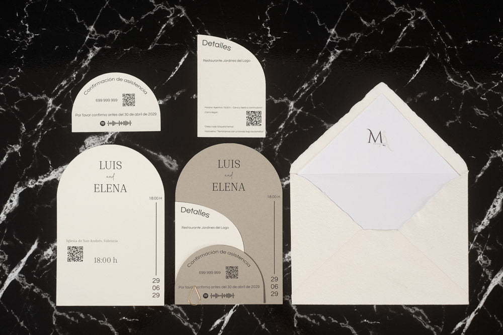 Set completo de la invitación de boda Espinela en color ceniza, compuesto por tarjeta principal, tarjetas complementarias y sobre artesanal con forro interior.