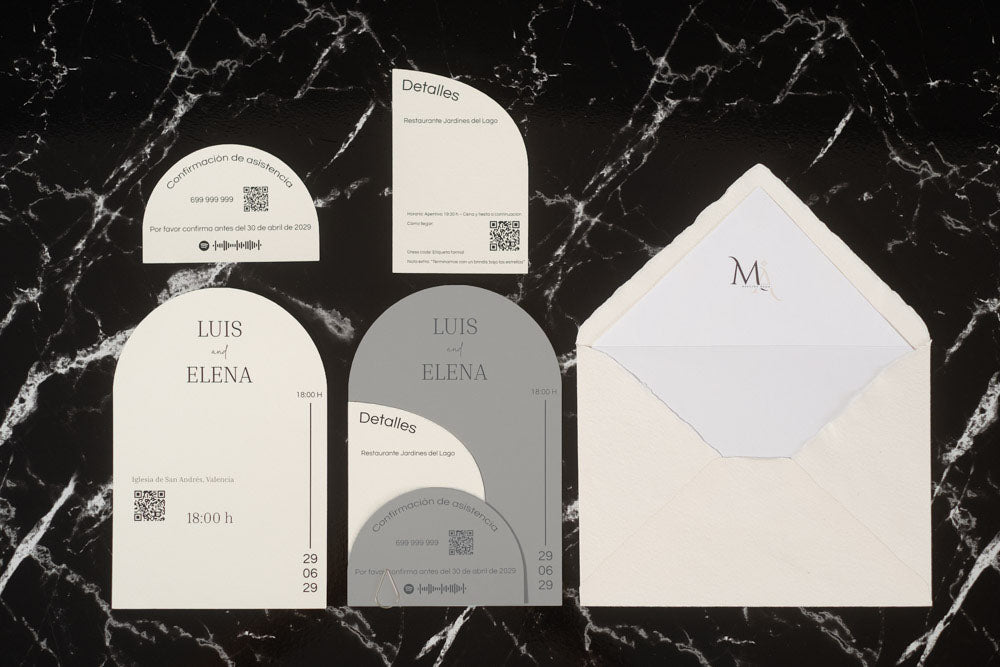 Set completo de la invitación de boda Espinela en color arena, compuesto por tarjeta principal, tarjetas complementarias y sobre artesanal con forro interior.