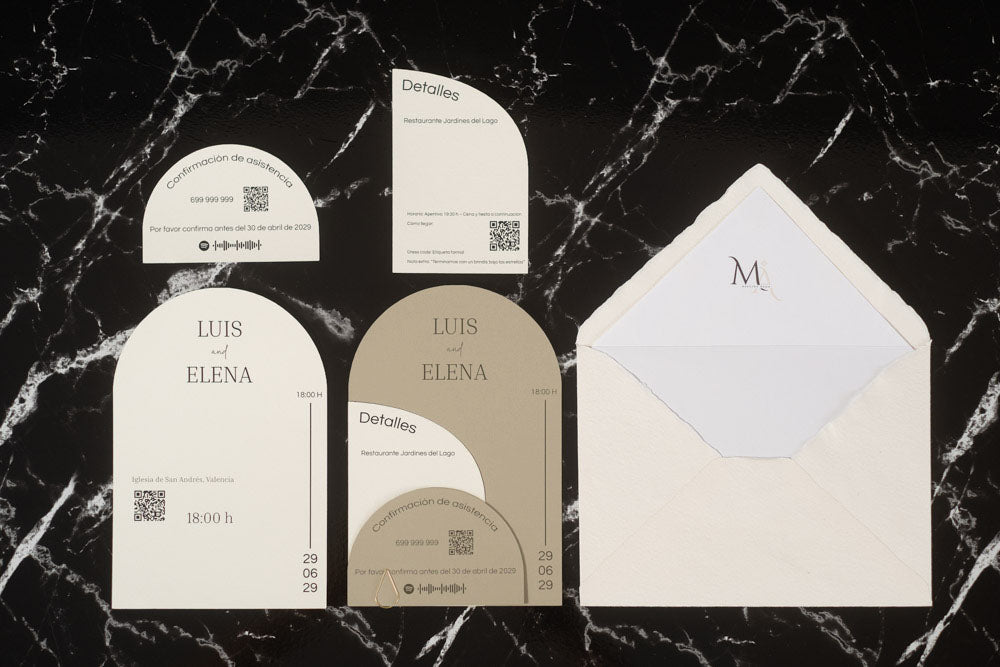 Set completo de la invitación de boda Espinela en color miel, compuesto por tarjeta principal, tarjetas complementarias y sobre artesanal con forro interior.