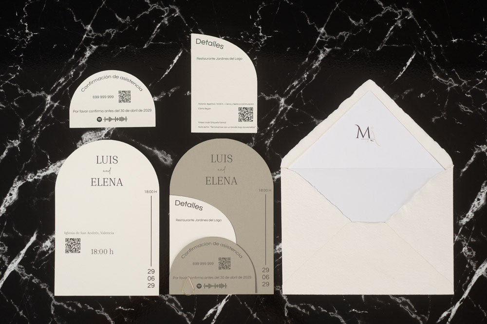 Set completo de la invitación de boda Espinela en color oliva, compuesto por tarjeta principal, tarjetas complementarias y sobre artesanal con forro interior.