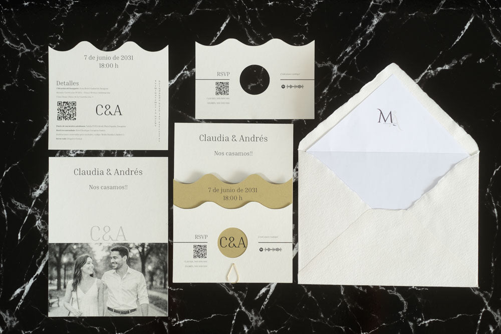 Set completo de la invitación de boda Jade en color miel, compuesto por tarjeta principal con diseño ondulado, tarjeta de detalles, tarjeta RSVP, tarjeta con fotografía de los novios y sobre artesanal hecho a mano con forro blanco.