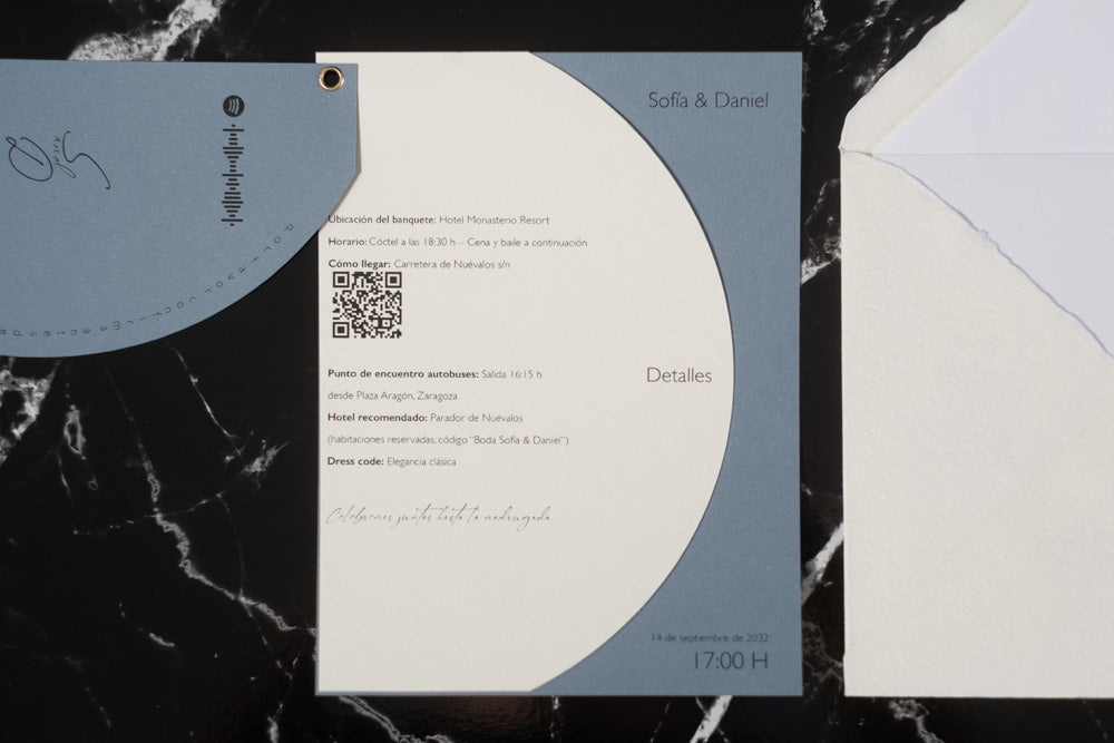 Tarjeta principal de la invitación de boda Larimar en color miel con texto del evento impreso y código QR.