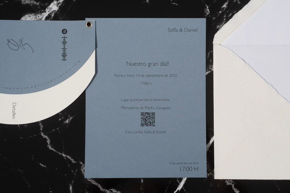Tarjeta complementaria de la invitación Larimar en color arene mostrando detalles del banquete, horarios y dress code.