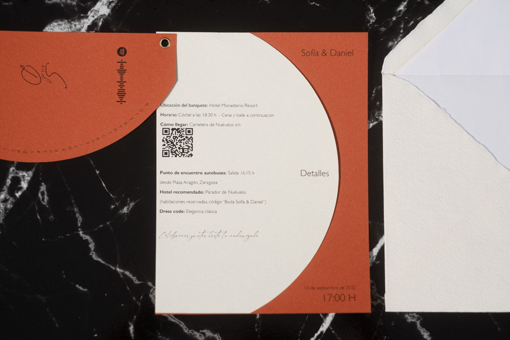 Tarjeta principal de la invitación de boda Larimar en color terracota con texto del evento impreso y código QR.