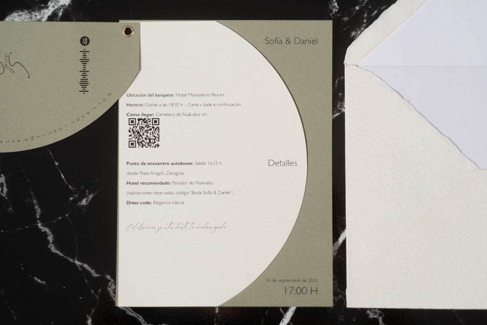 Tarjeta principal de la invitación de boda Larimar en color miel con texto del evento impreso y código QR.
